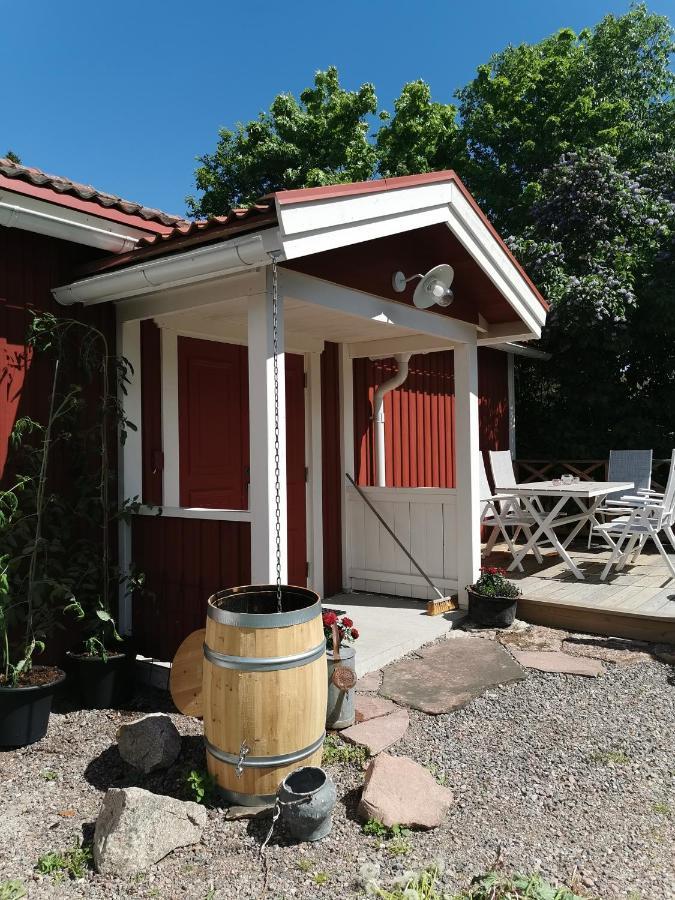 Idyllisk Nybyggd Stuga Pa Solleroen. Exteriér fotografie